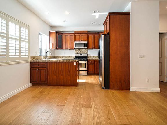 5th image of 1521 S Hayworth Ave Unit 102