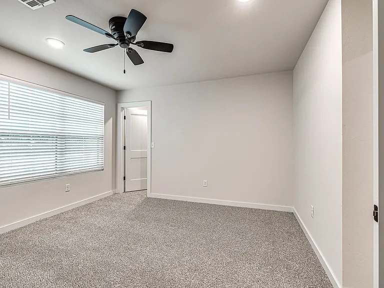 610 W 2nd St #100 — Photo 37