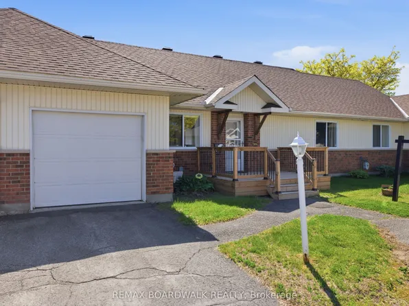 206 Oak Leaf Point, Ottawa, ON K0A 2Z0