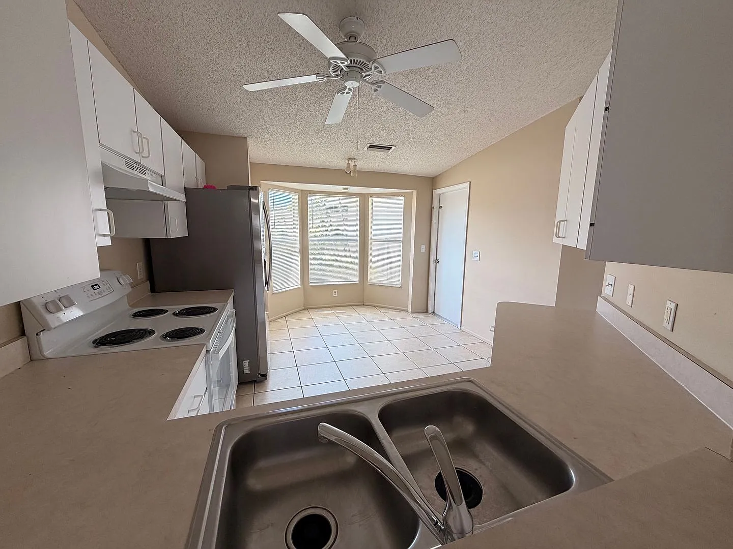 Centrally located 3/2 with 2 car garage — Photo 4