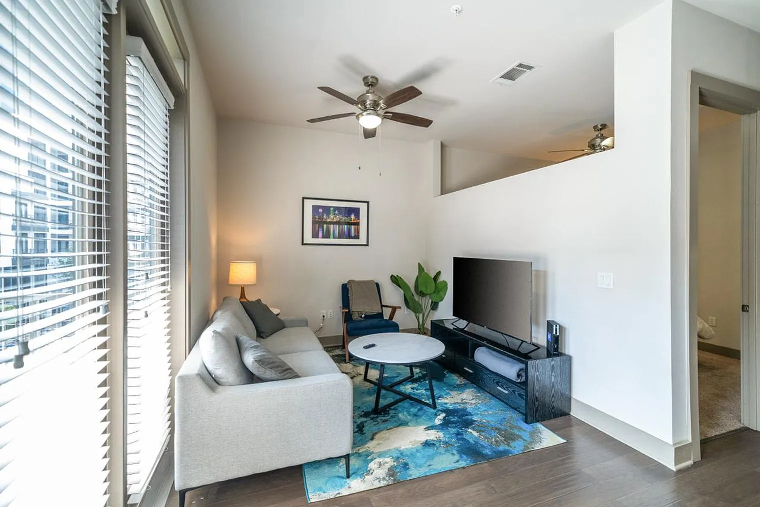 1 bed, 1.0 bath, 570 sqft, $2,840 — Photo 2