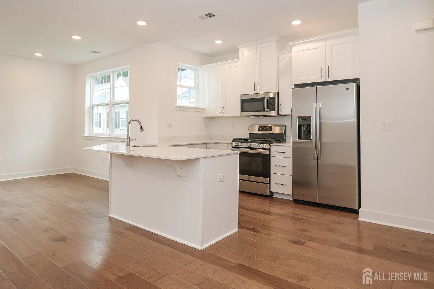 3 bed, 2.5 bath, $4,100 — Photo 3