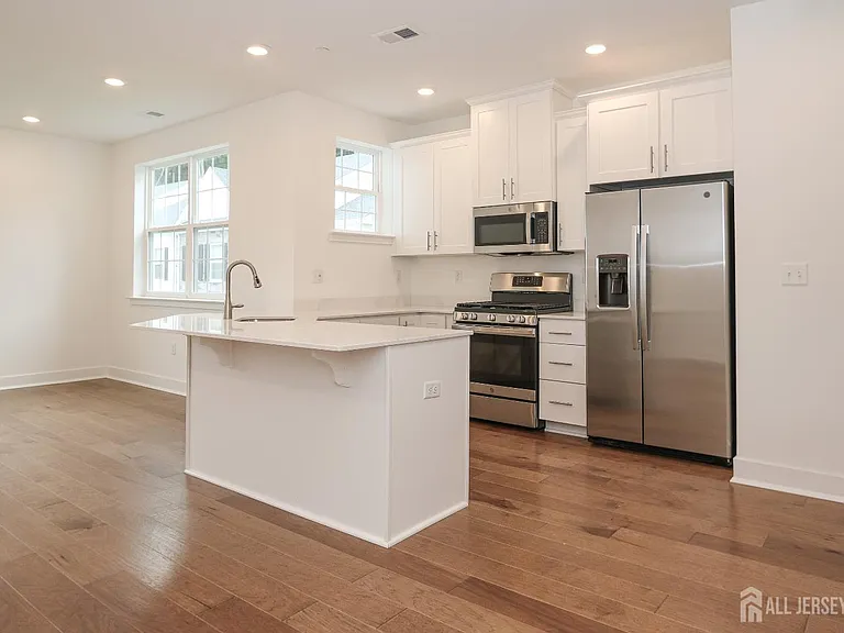 71 Veterans Way — Photo 3