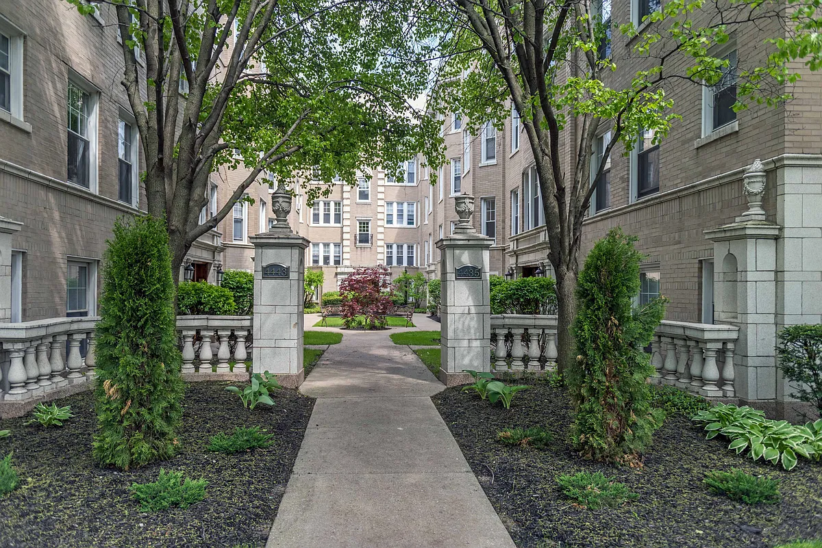 Building Photo - Green Manor