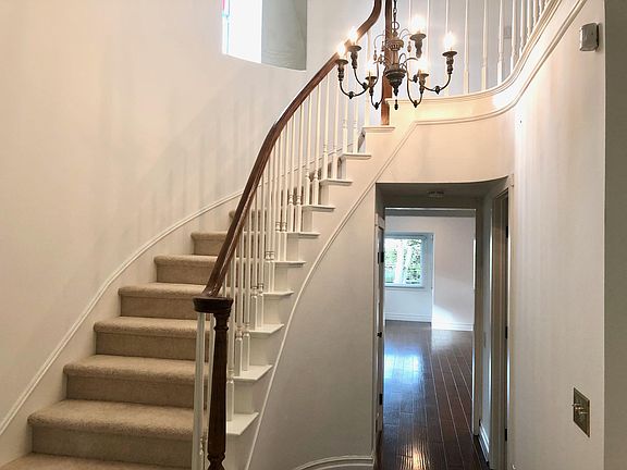 Elegant entry staircase
