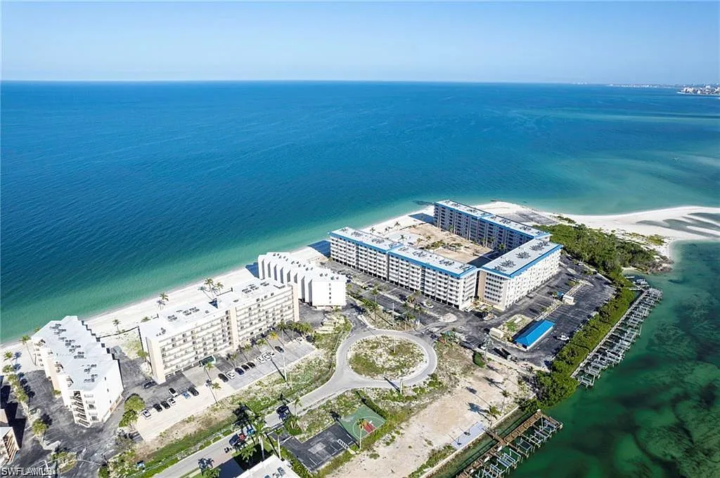 Bonita Beach Club — Photo 3