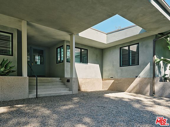 3rd image of 2633 Mandeville Canyon Rd