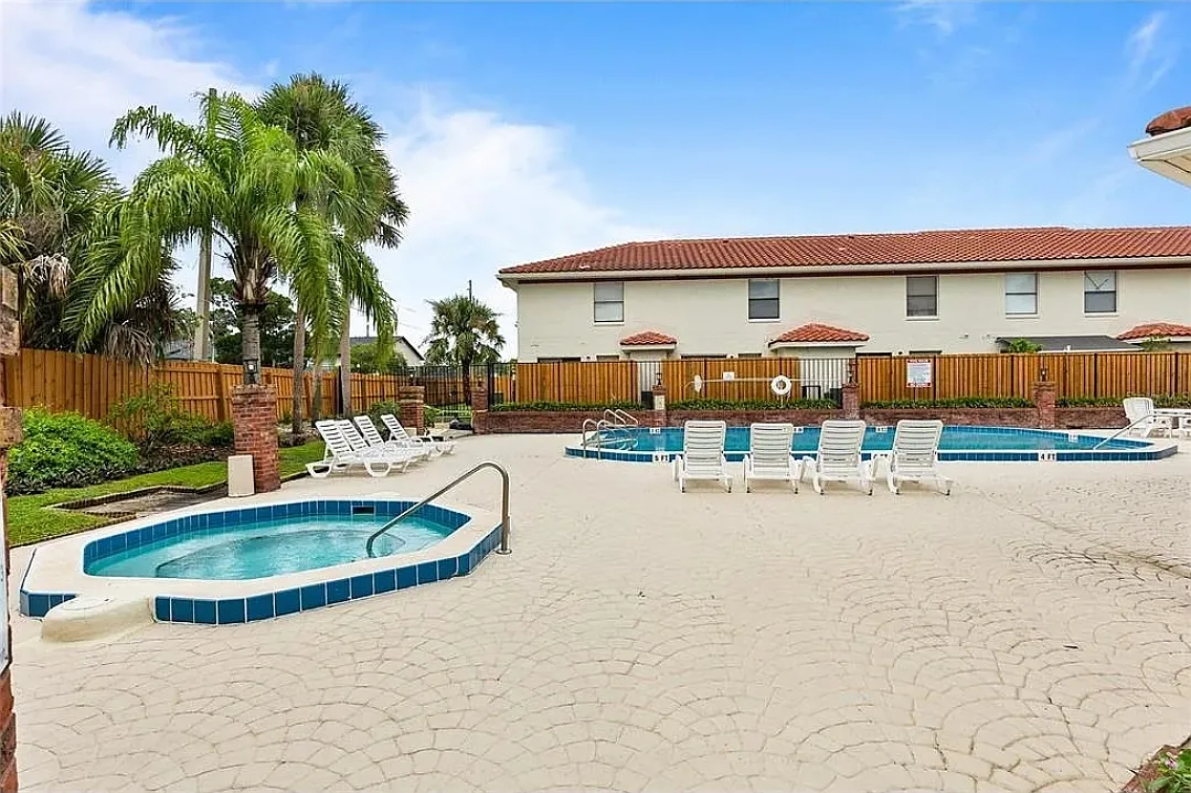 2 bed, 2.5 bath, 1307 sqft, $1,800 — Photo 2