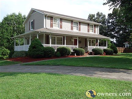  GREAT LOCATION Beautiful 2 story w/Basement & Detached Garage
