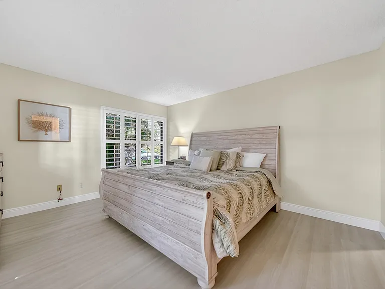 218 NE Edgewater Dr — Photo 31