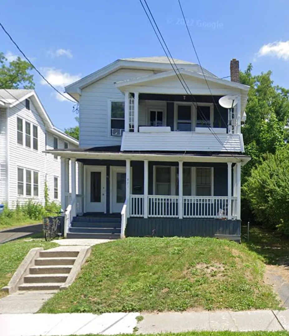 4 bedroom, 1 bath — Photo 1