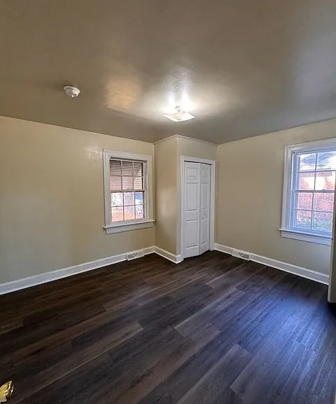 607 Fairfax Ave NE — Photo 3