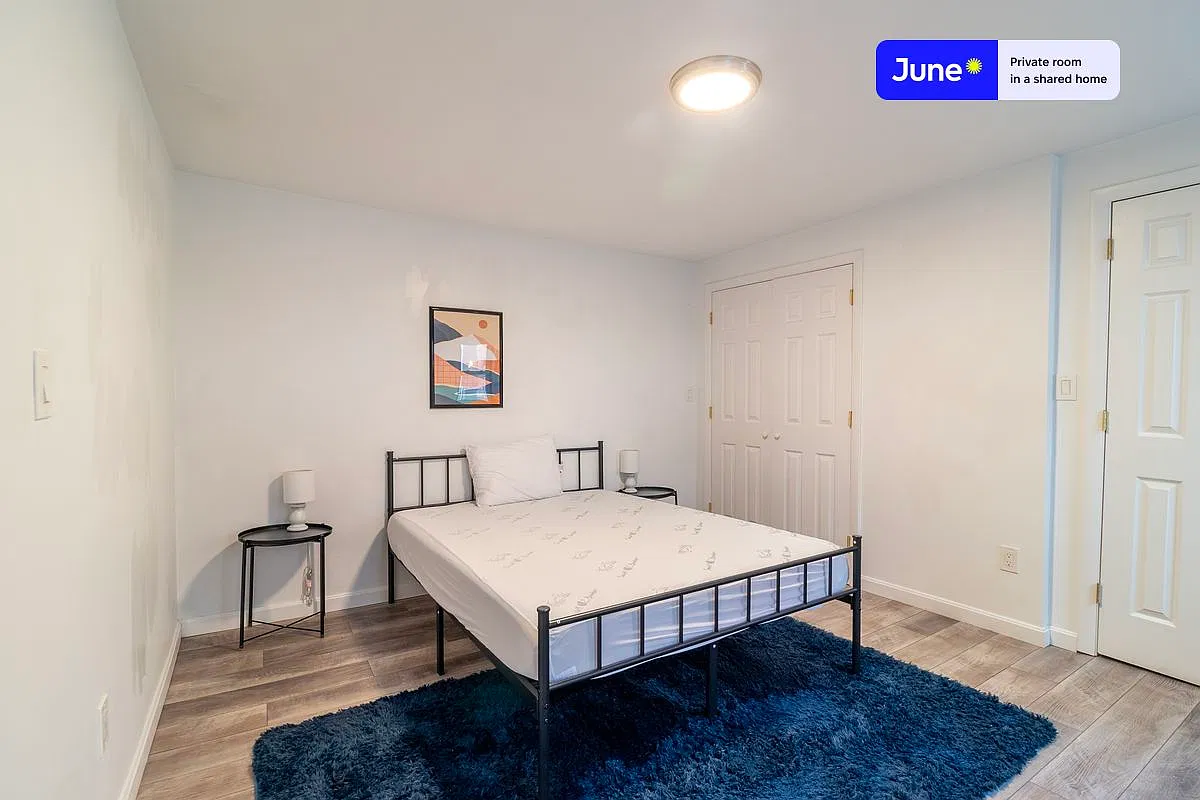 Queen bedroom in 5 bed/2 bath home in South Boston #1752 D — Photo 1