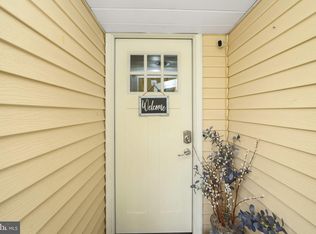 24 Grapevine Rd, Levittown, PA 19057