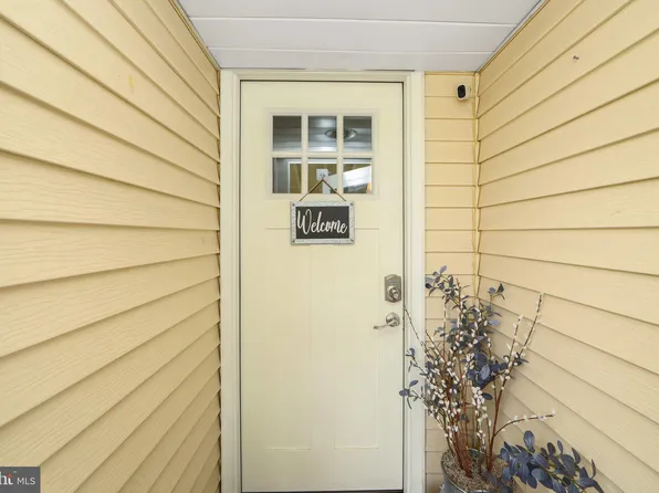 24 Grapevine Rd, Levittown, PA 19057