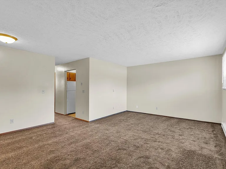 305 S Prospect Rd — Photo 3