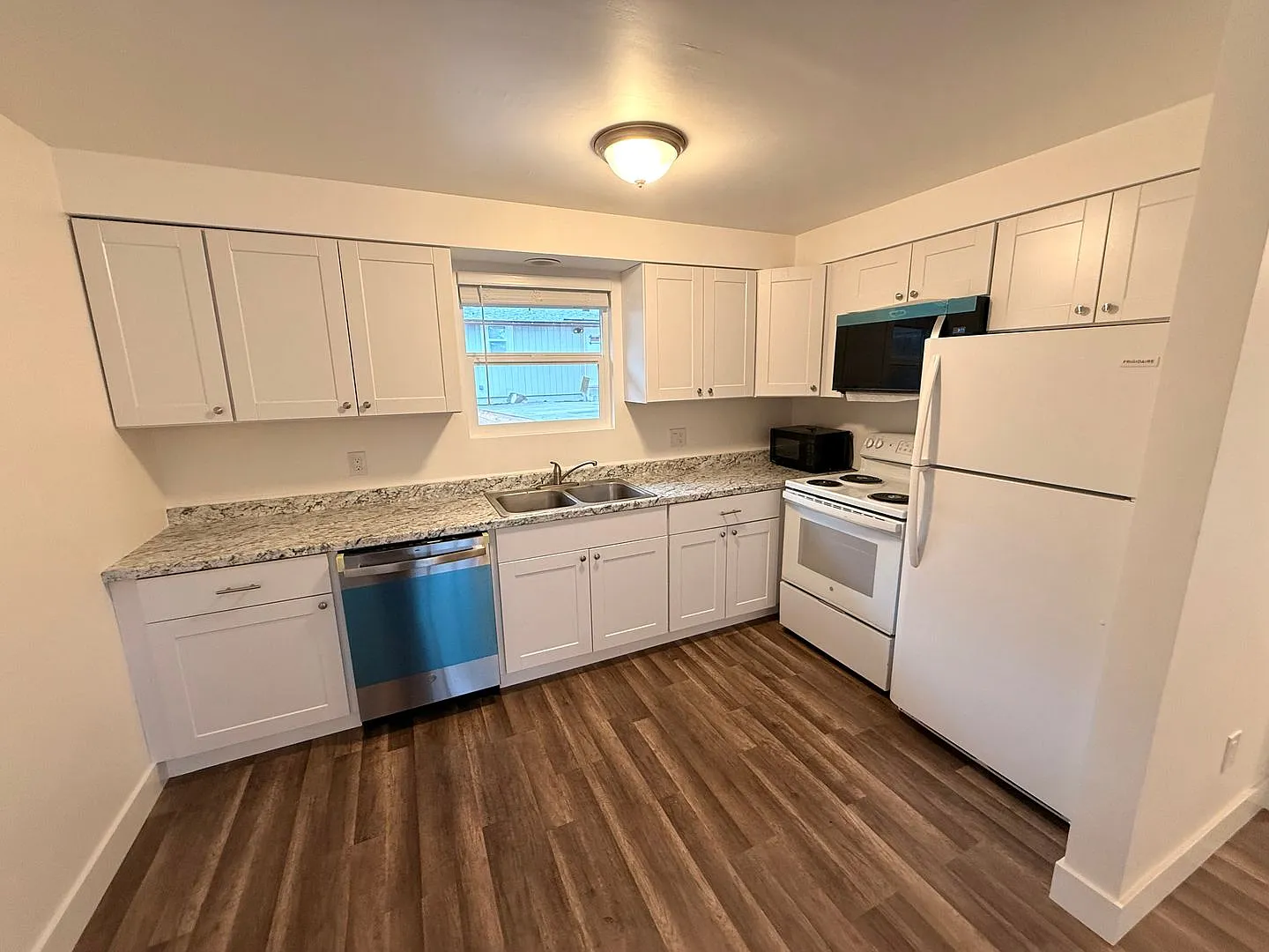 Charming And Cozy Living Minutes From The Old Mill!! — Photo 2