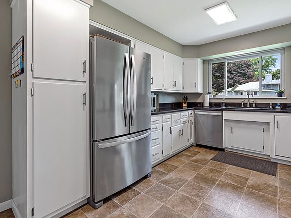 4th image of 110 Janet Ct