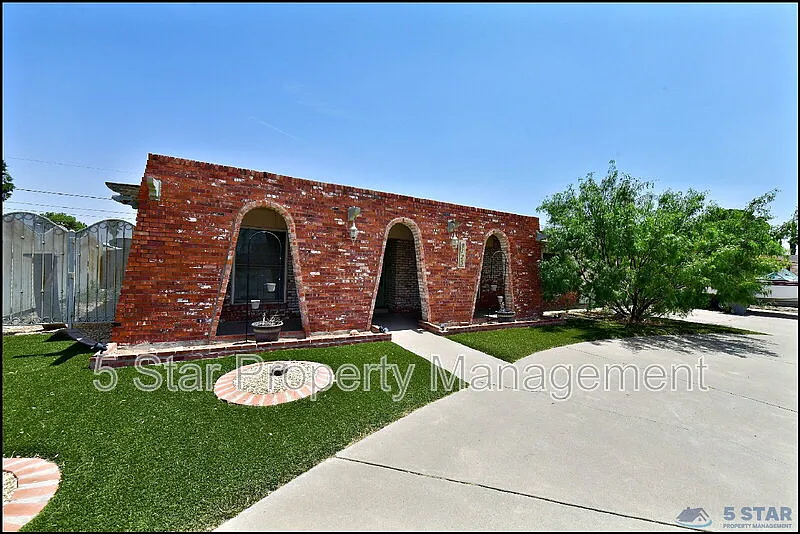 4 bed, 2.0 bath, 2295 sqft, $2,550 — Photo 2