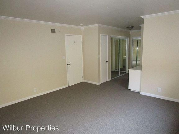 5th image of 800 University Ave APT 4