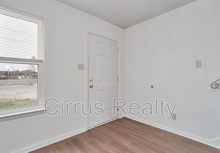 2756 Peach St — Photo 3