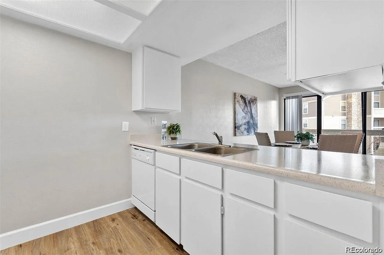 Appletree West — Photo 3