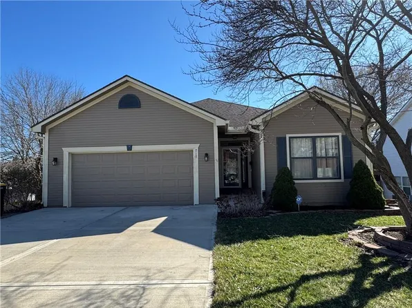 717 Holiday Dr, Lansing, KS 66043