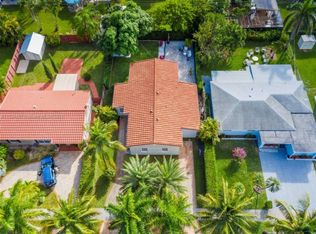 900 NE 4th St, Hallandale, FL 33009