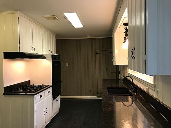 Kitchen with gas stove & oven