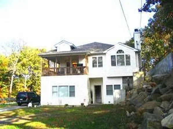 576 Puritan Dr, Shirley, NY 11967