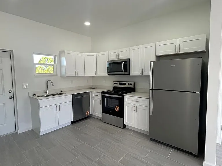1142 Heron St — Photo 6