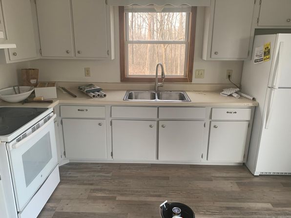 919 Badger Ln, Lake Geneva, WI 53147