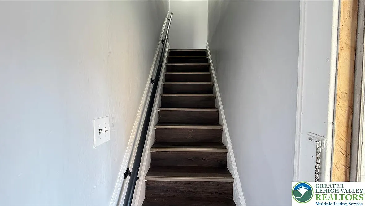 3 bed, 1.0 bath, 1128 sqft, $1,350 — Photo 4