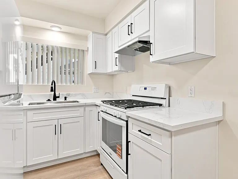 212 S Jackson St #3 — Photo 3