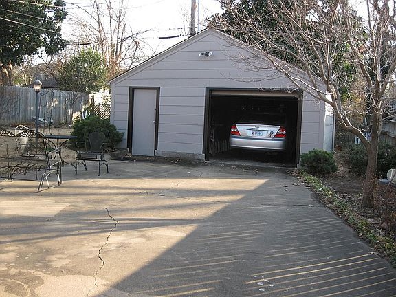 Detached garage