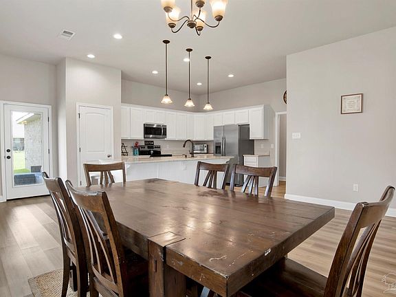 4th image of 1061 Chloe St