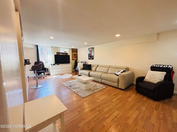 32 Whitney Dr
