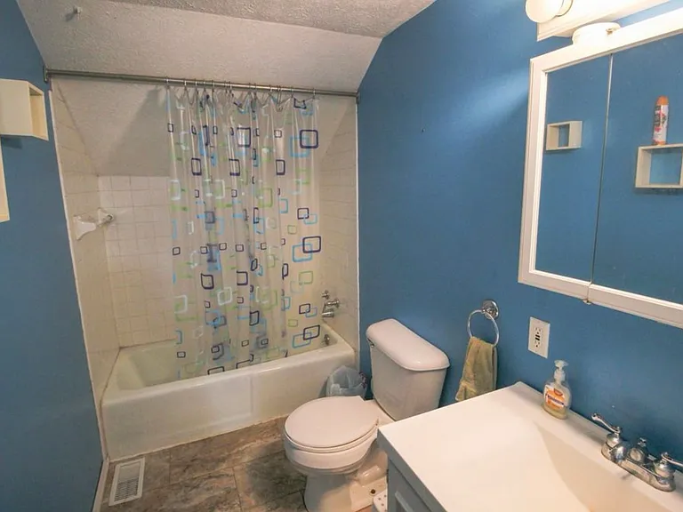 421 E Broadway St — Photo 15