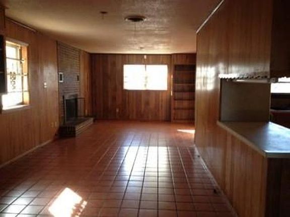 3rd image of 1220 W Pullen Ave