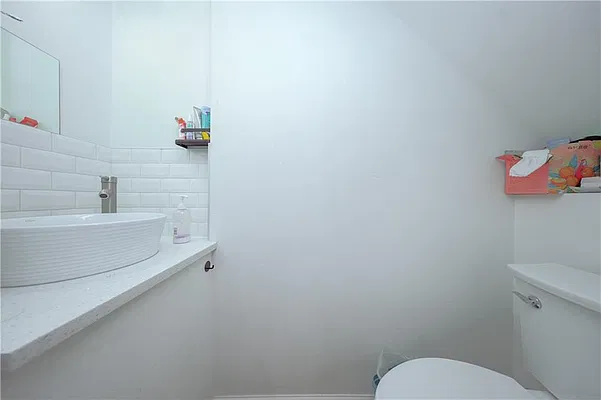 Sold by Remax Edge | media 9