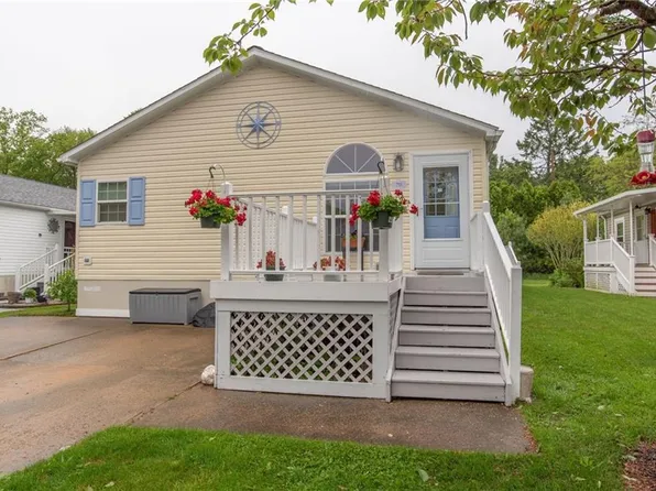 70 Songbird Ln, Tiverton, RI 02878