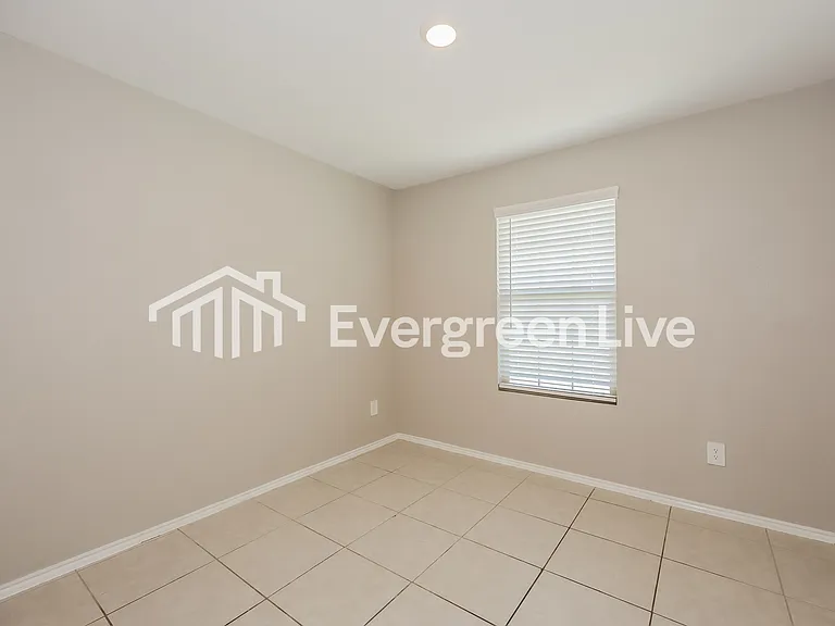1021 Crestview Dr — Photo 10