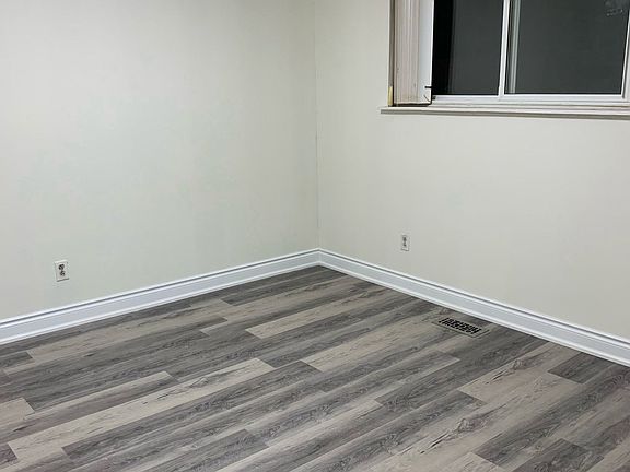 5th image of 44 Strathavon Dr