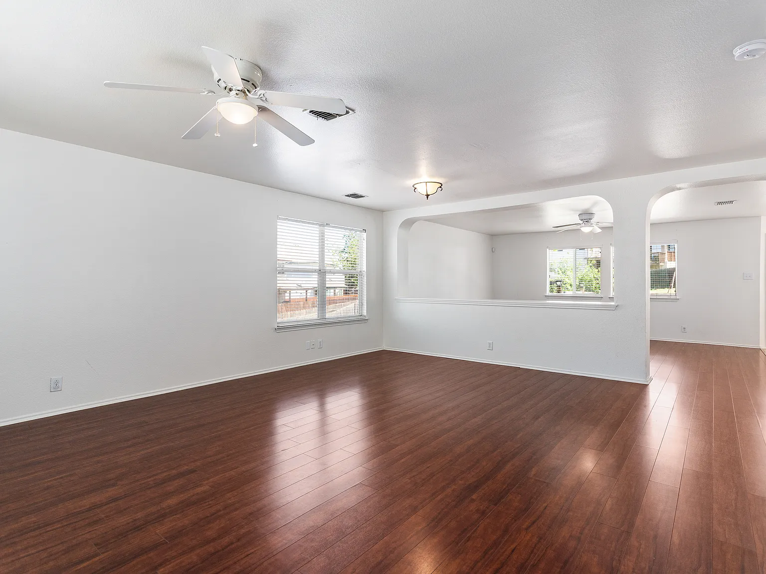 3 bed, 2.5 bath, 2514 sqft, $2,100 — Photo 2
