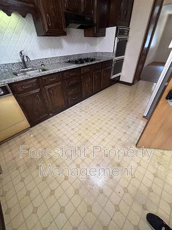 3 bed, 1.5 bath, 1408 sqft, $1,705 — Photo 3