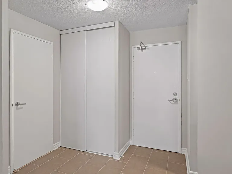 2470 Southvale Cres — Photo 64