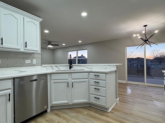 4th image of 903 Arrowhead Dr