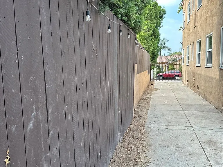 1046 S Hudson Ave — Photo 8