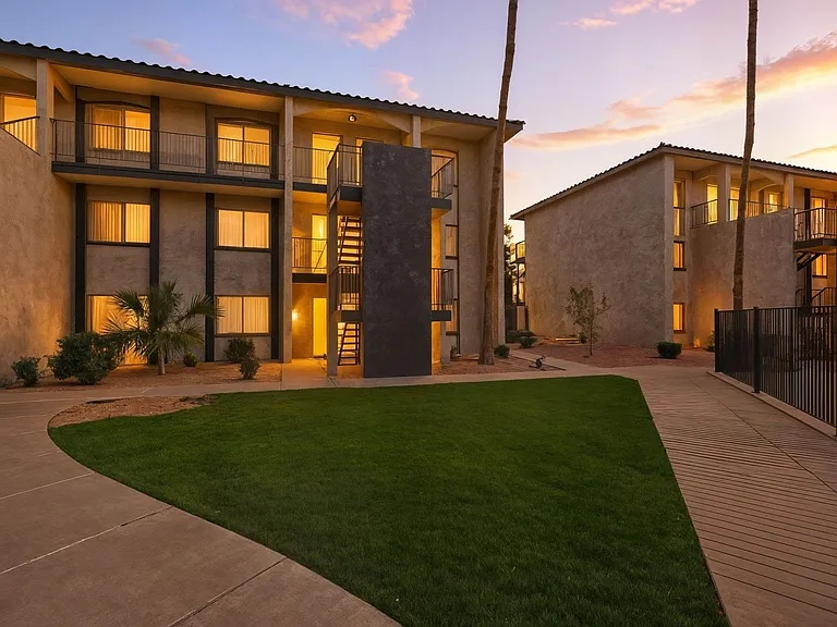 6236 N Black Canyon Hwy — Photo 2