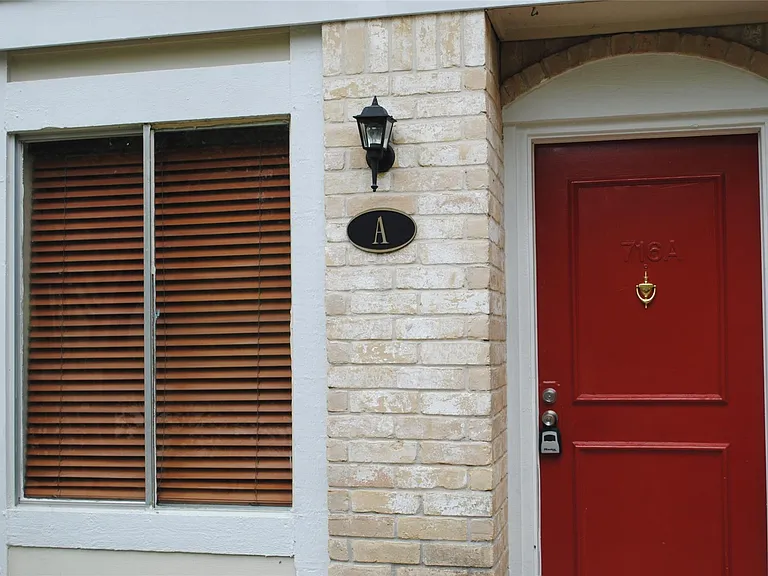 716 Memorial Mews St #A — Photo 2